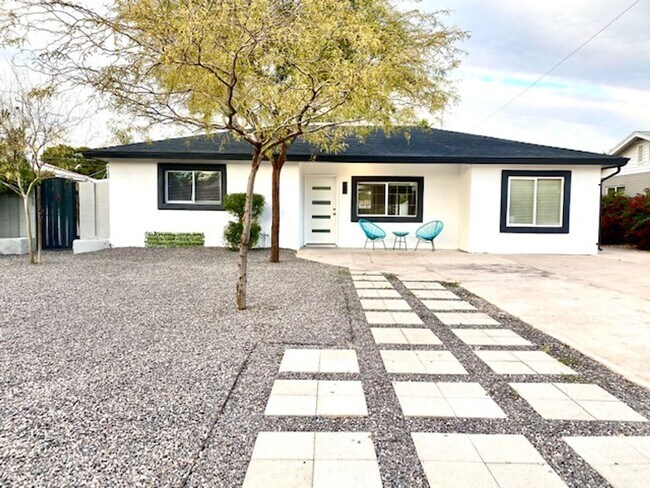 Foto del edificio - Modern Centrally Located 3 bed, 2 bath w/Large back yard