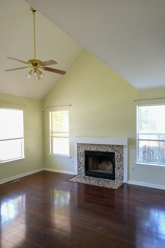 Foto del edificio - 3 Bedroom, 2 Bath house with fenced yard!