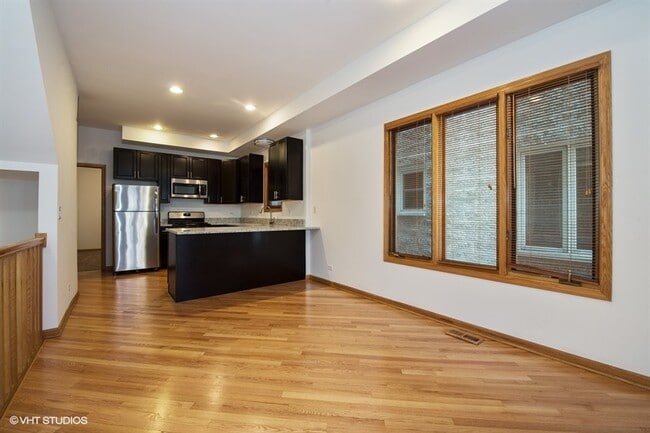 Building Photo - 623 W Briar Pl
