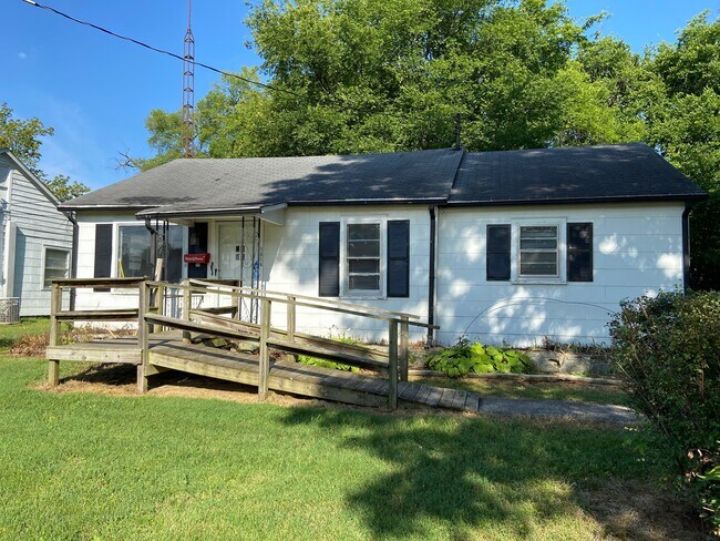Building Photo - 1614 Parkside Dr