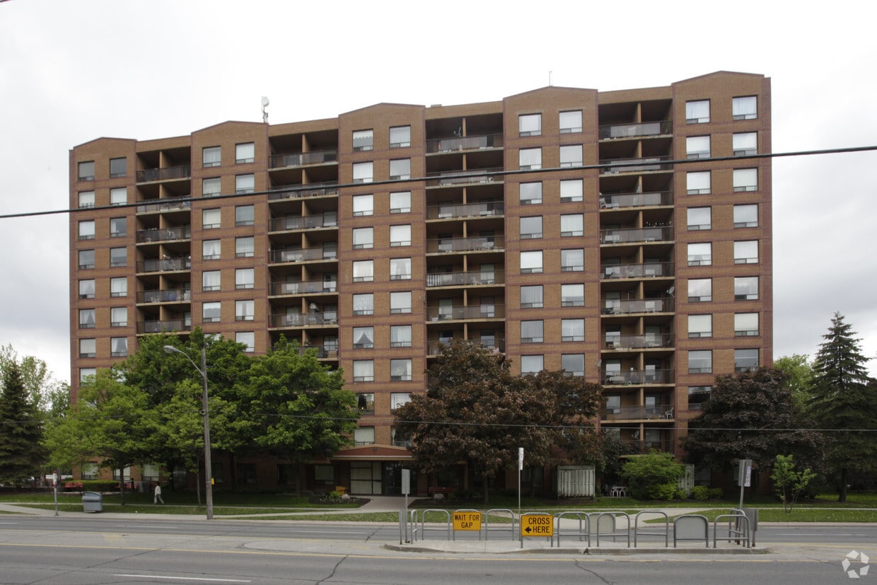 Building Photo - B'nai Brith Canada Housing