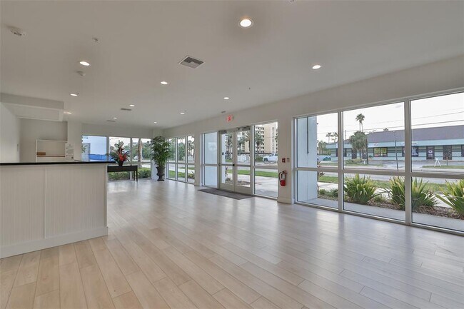 Foto del edificio - 300 150th Ave
