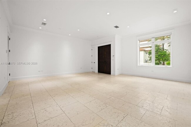 Building Photo - 530 Valencia Ave