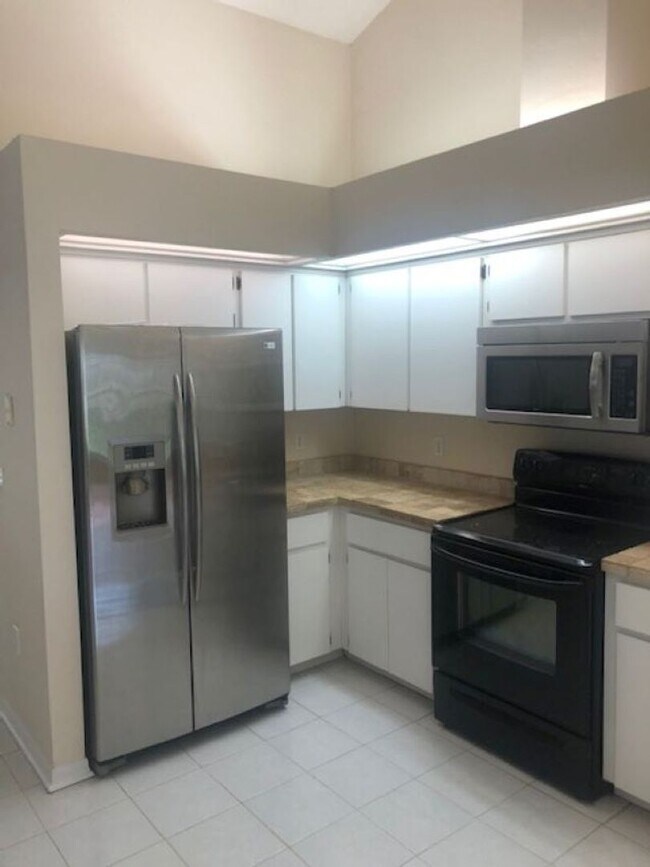 Foto del edificio - 4 Bedroom/2 Bath located in Broadmoor