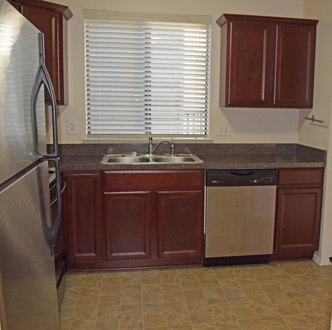 Building Photo - GREAT ENTRY LEVEL CONDO IN FARMINGTON HILLS!