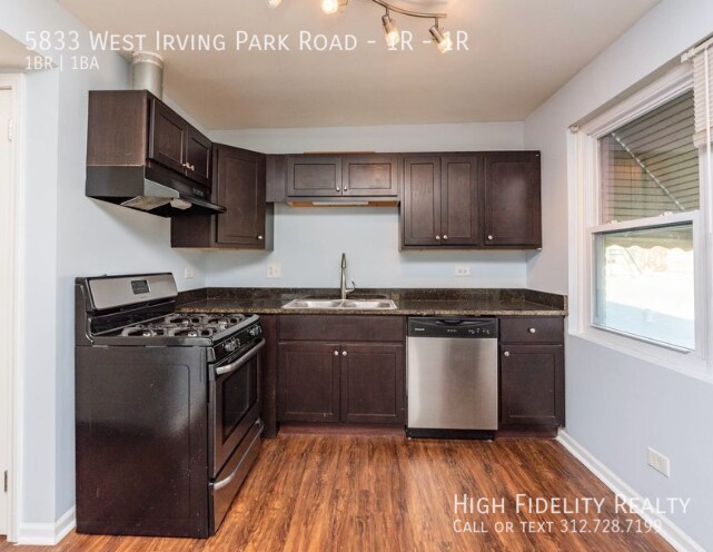Foto del edificio - 5833 W Irving Park Rd