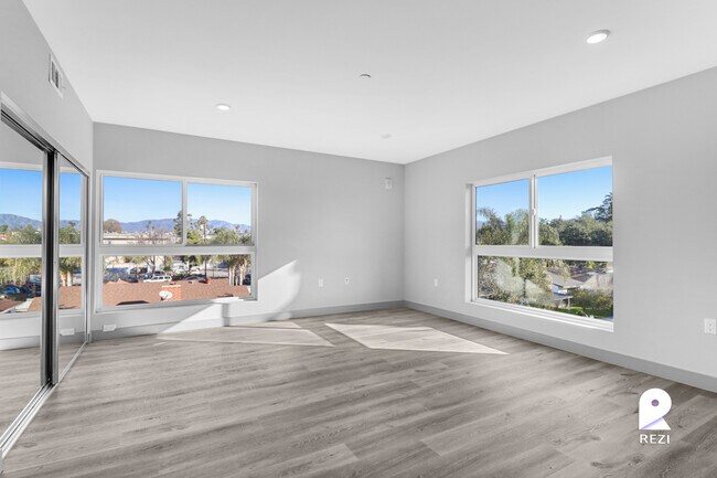 Foto del edificio - 7040 Woodman Ave