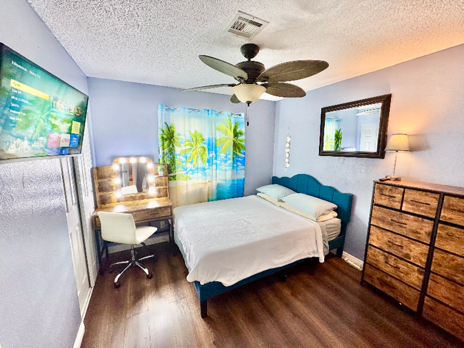 Foto del edificio - 5333 Longridge Ave