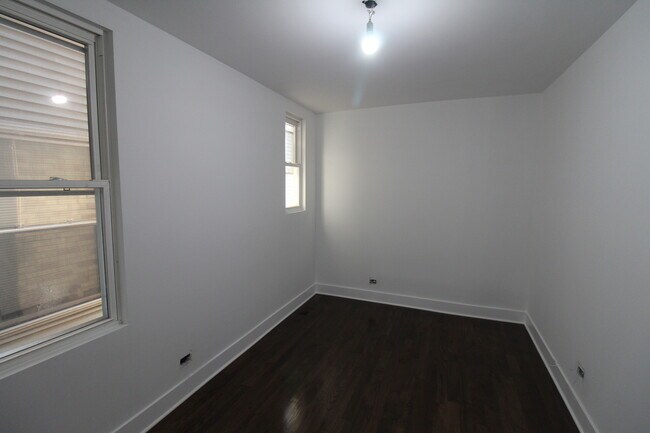 Building Photo - 2541 N Southport Ave