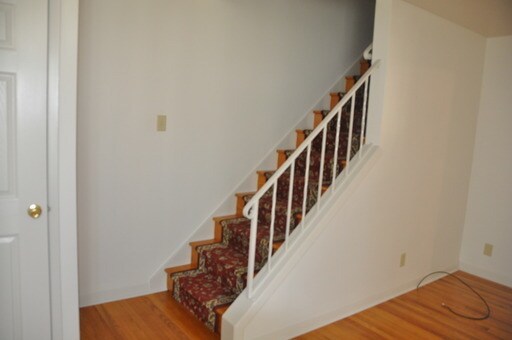 escalones de madera noble - 1620 Princeton Rd