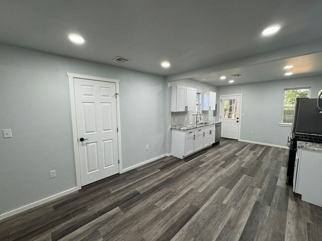 Building Photo - Move in special: Guthry Beautiful 3 bedroom