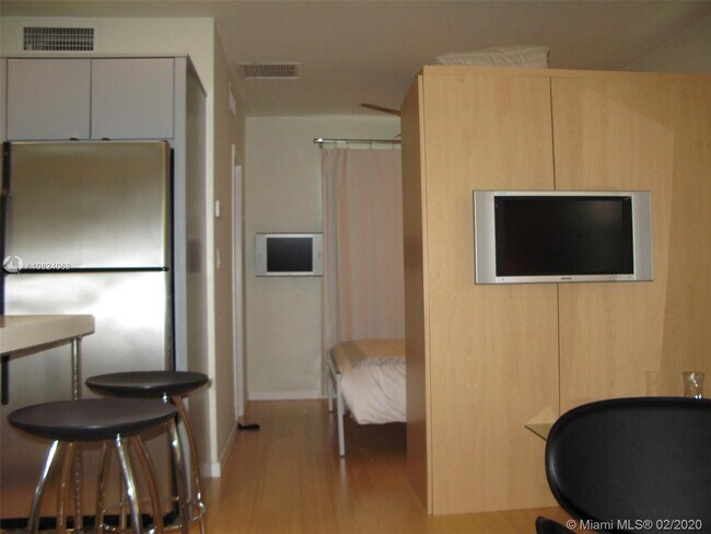 Building Photo - 1235  Meridian Ave 8 Miami Beach Fl 33139