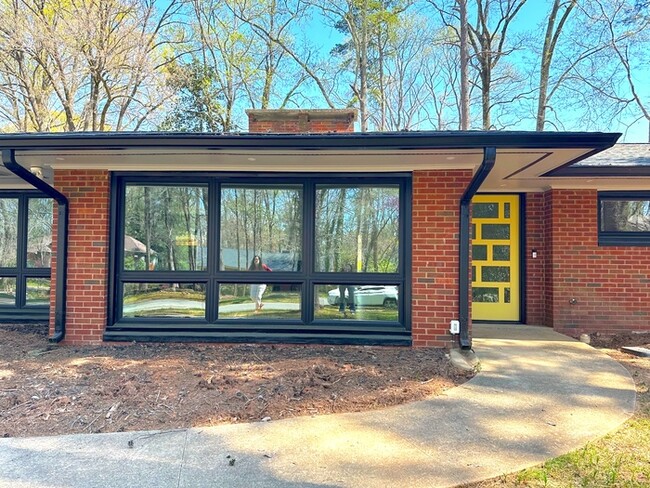 Foto del edificio - Completely Renovate Home