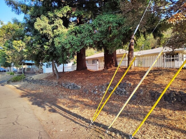 Building Photo - Spacious 4-Bedroom / 2-Bath Home with Stun...
