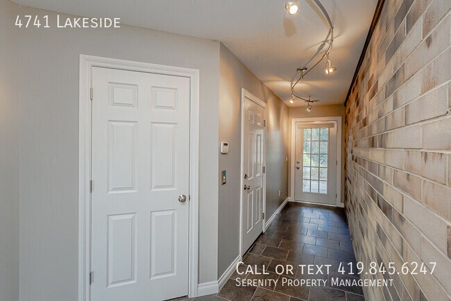 Foto del edificio - 4741 Lakeside-