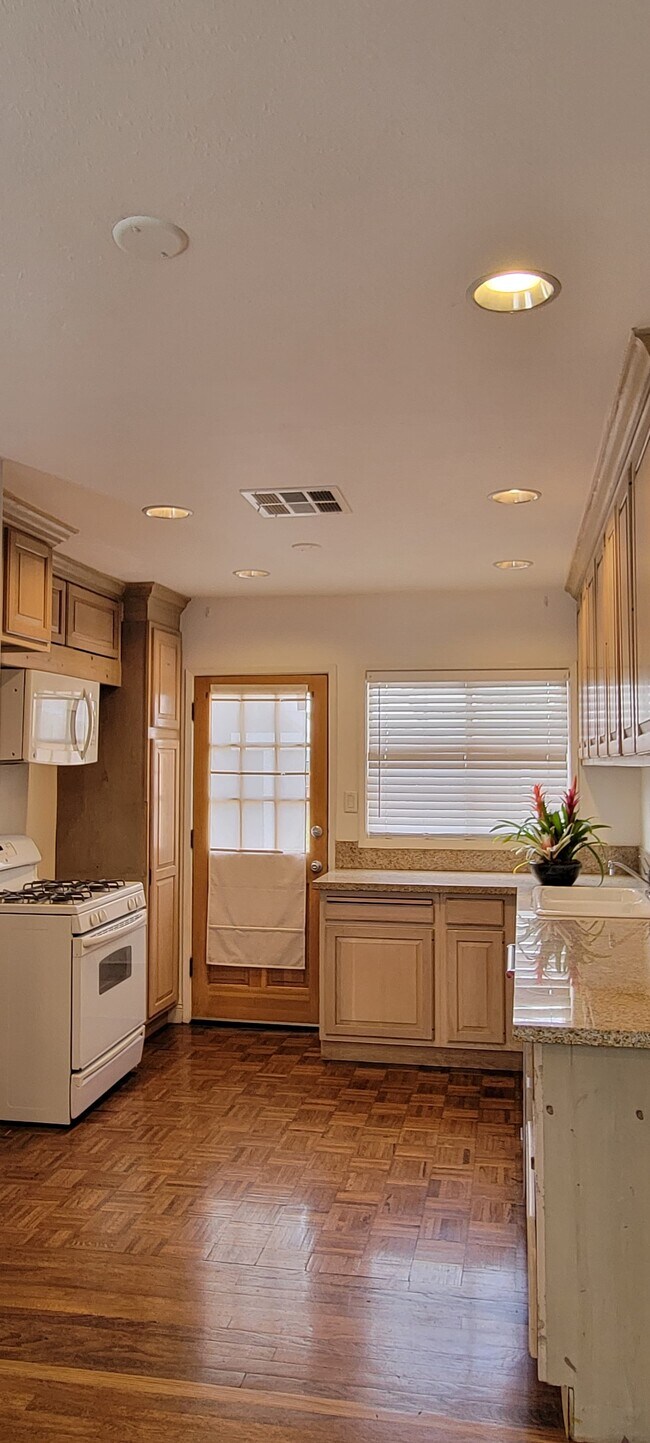 Building Photo - 17565 Bullock St