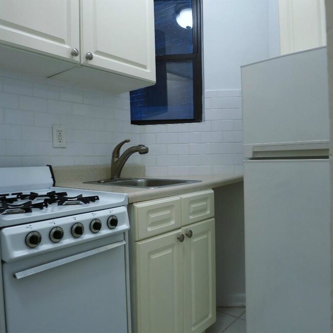 Building Photo - 330 E 89th St