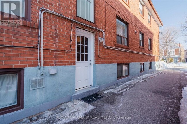 Building Photo - 224 Pickering St