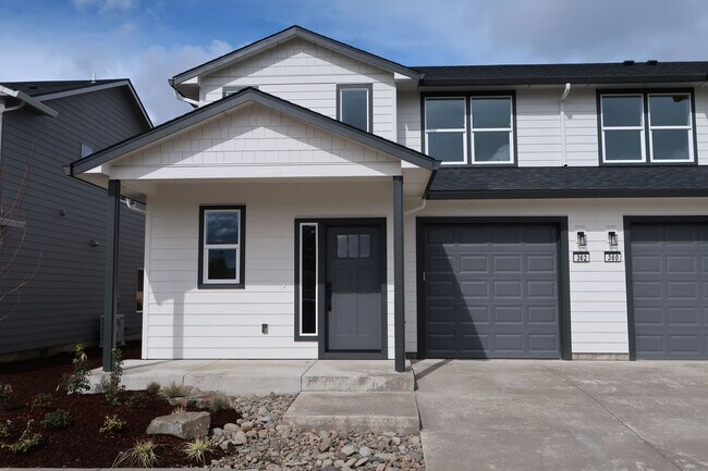 Building Photo - Seven Oaks Luxury Duplexes - New, Light, Bright, and Spacious!!