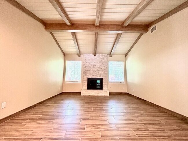 Building Photo - Updated 3 Bedroom Close to The Lake! Move ...