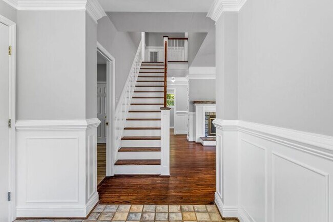 Building Photo - Large Brick Two Story Home, Hardwoods, Sep...