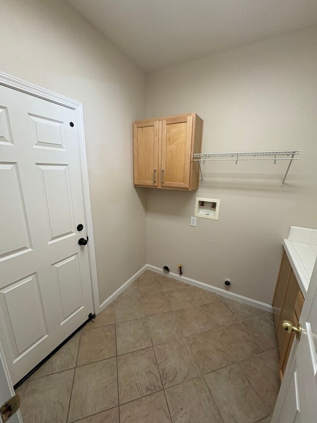 Building Photo - SW Visalia Home  In Quite Neighborhood Available Now!