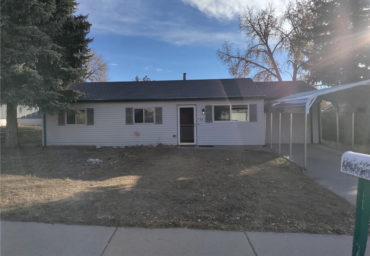 Foto principal - Updated 3-Bed, 1-Bath Rancher – Near Peter...