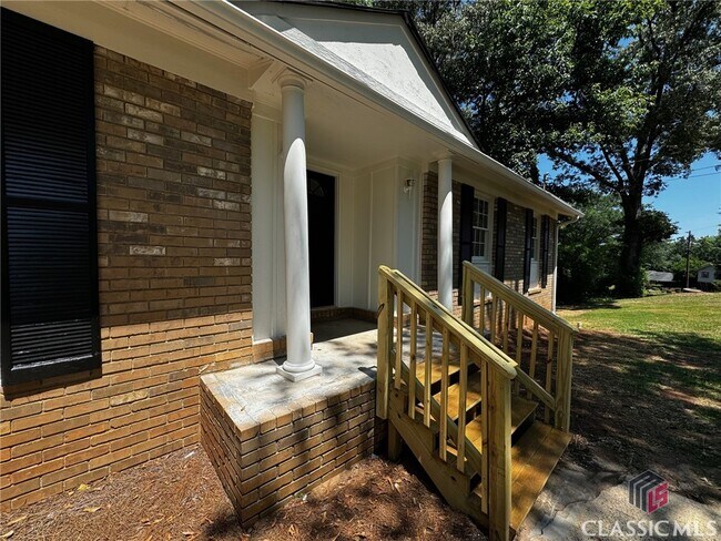 Building Photo - 213 Rhodes Dr
