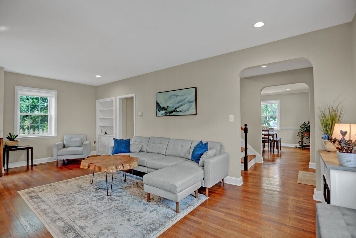 Foto principal - Beautiful Home in West Towson