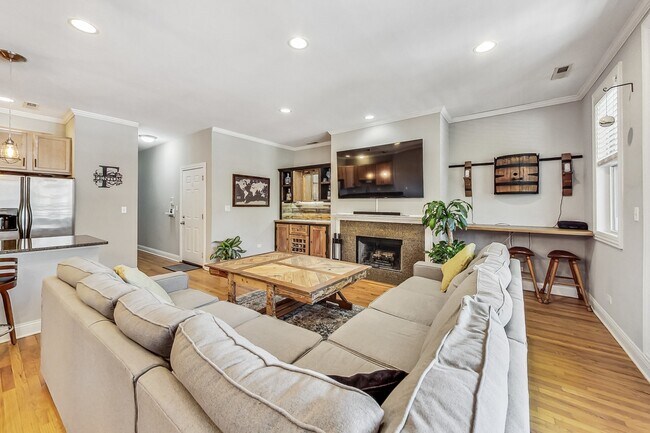 Building Photo - 1426 N Western Ave