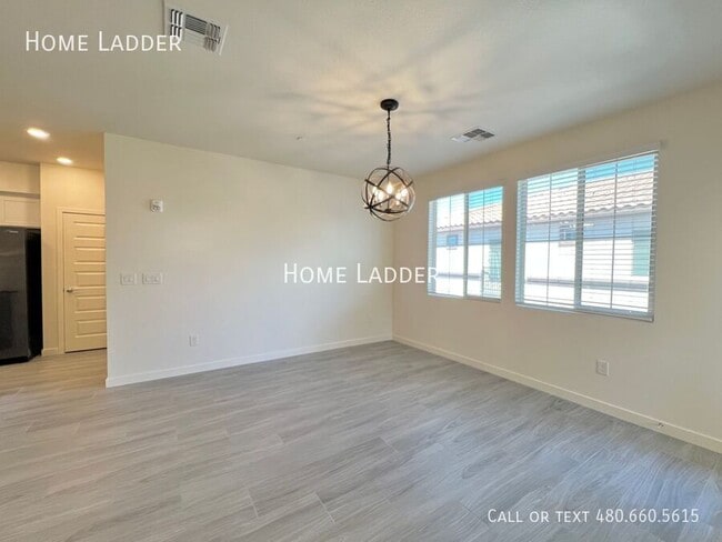 Building Photo - 2722 S Cavalier Dr