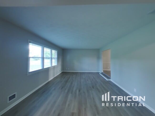 Building Photo - 806 Leisure Ln