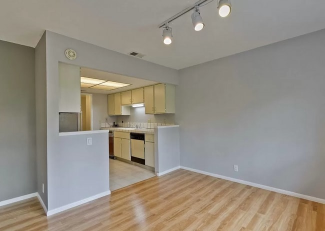 Building Photo - Well-Maintained 2 Bed, 2 Bath Condo w/ In ...