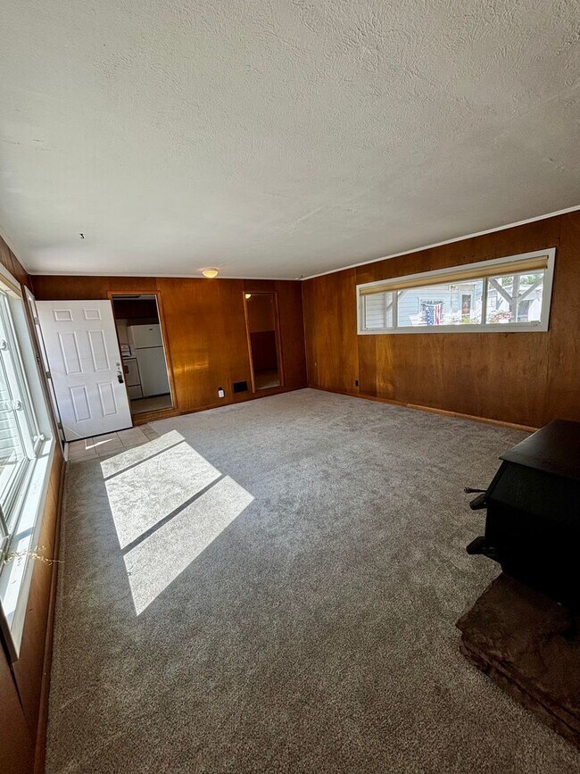 Building Photo - Spacious 2 Bedroom one bath duplex!!