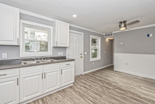 Photo - 1102 N Hillside Dr House