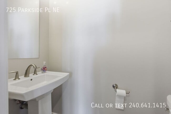 Building Photo - 725 Parkside Pl NE