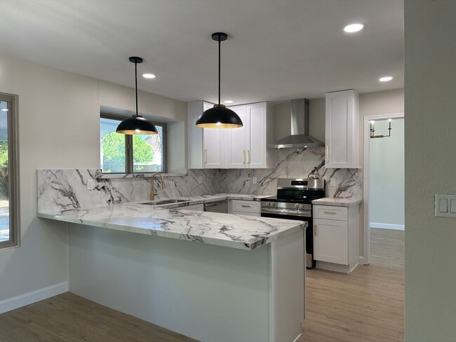 Building Photo - Newly Remodeled home, 3bed, 2 bath NO HOA