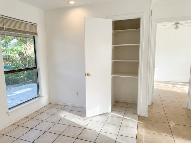 Building Photo - 720 Long Ct