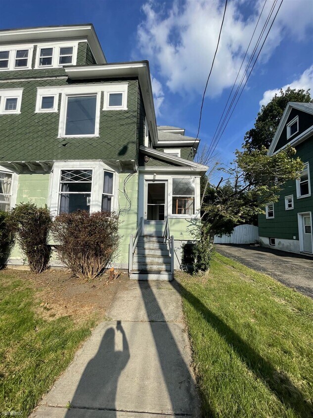 Foto del edificio - 3 br, 1 bath Duplex - 6 Cedar St Right
