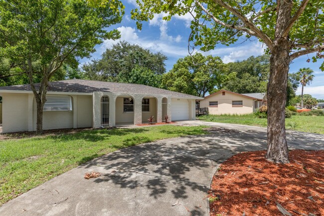 Building Photo - Exceptional 3/2/1 In Port Richey