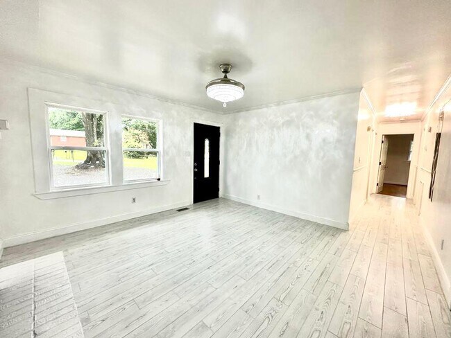 Building Photo - 2401 Woodleaf Dr
