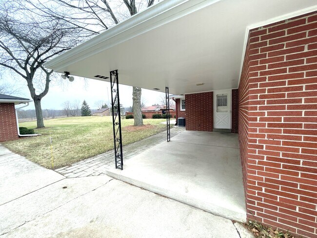 Building Photo - 3840 N Green Bay Rd