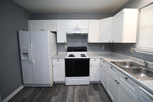 Building Photo - Pet friendly, updated apartment in Northea...