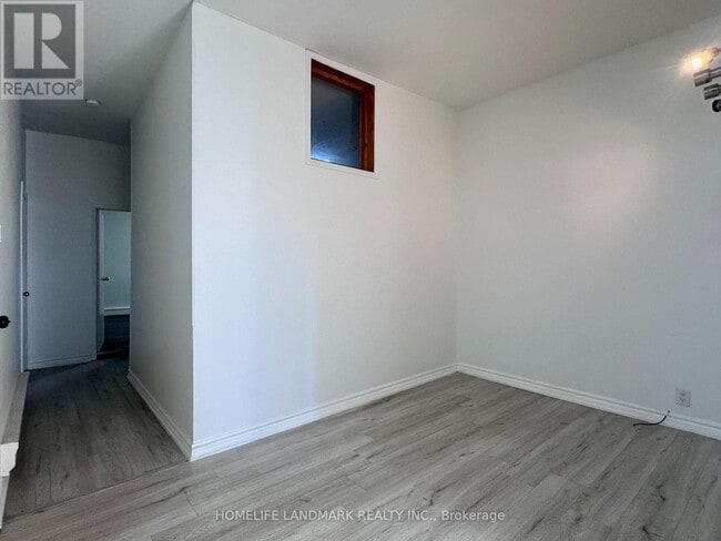Building Photo - 450 Spadina Ave.