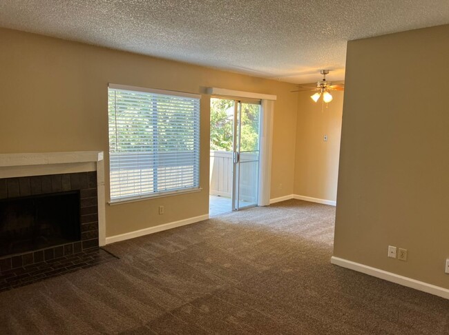 Building Photo - Updated condo located in Timberlake gated ...