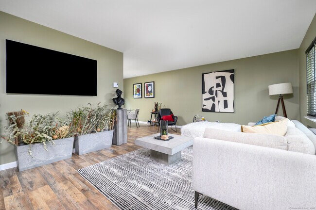Foto del edificio - 63 Maple Tree Ave