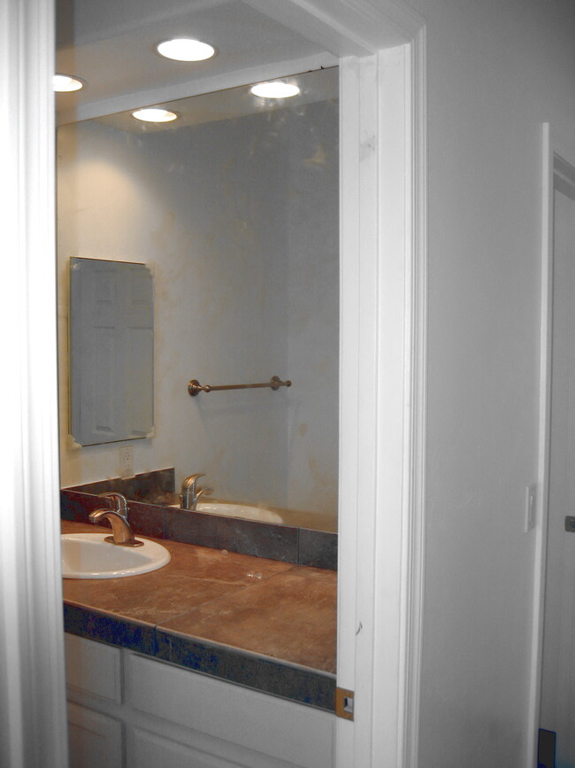 Building Photo - 914 E Hedrick Dr