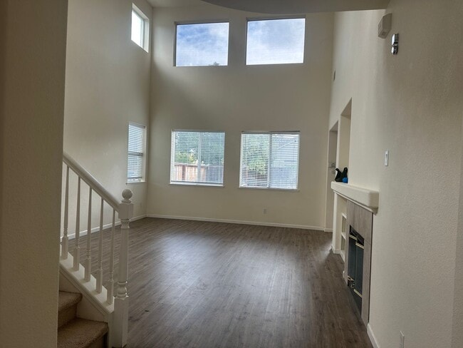 Building Photo - Great Location! 4BD | 2.5BA | Desirable Br...