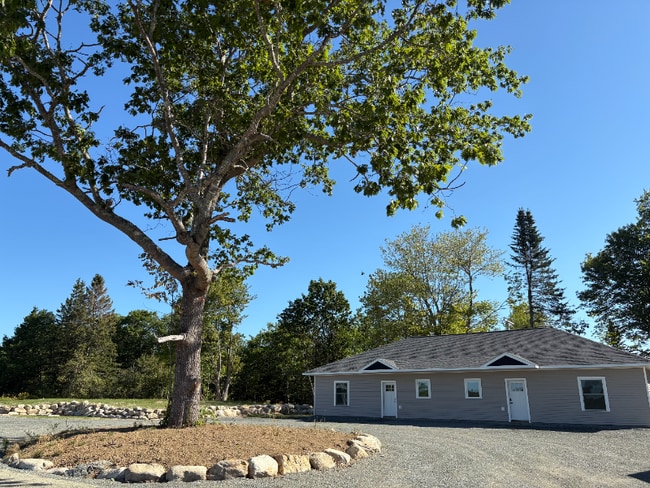 Building Photo - 684 Pleasant St