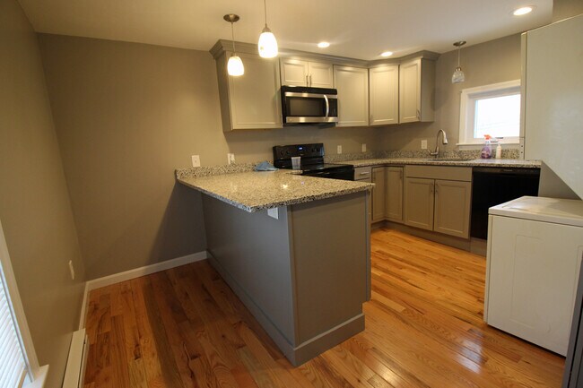 Building Photo - 143 Elm St